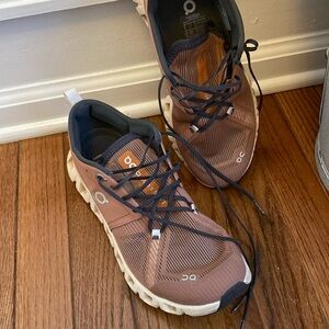 ON CLOUD Size 8 Sneakers